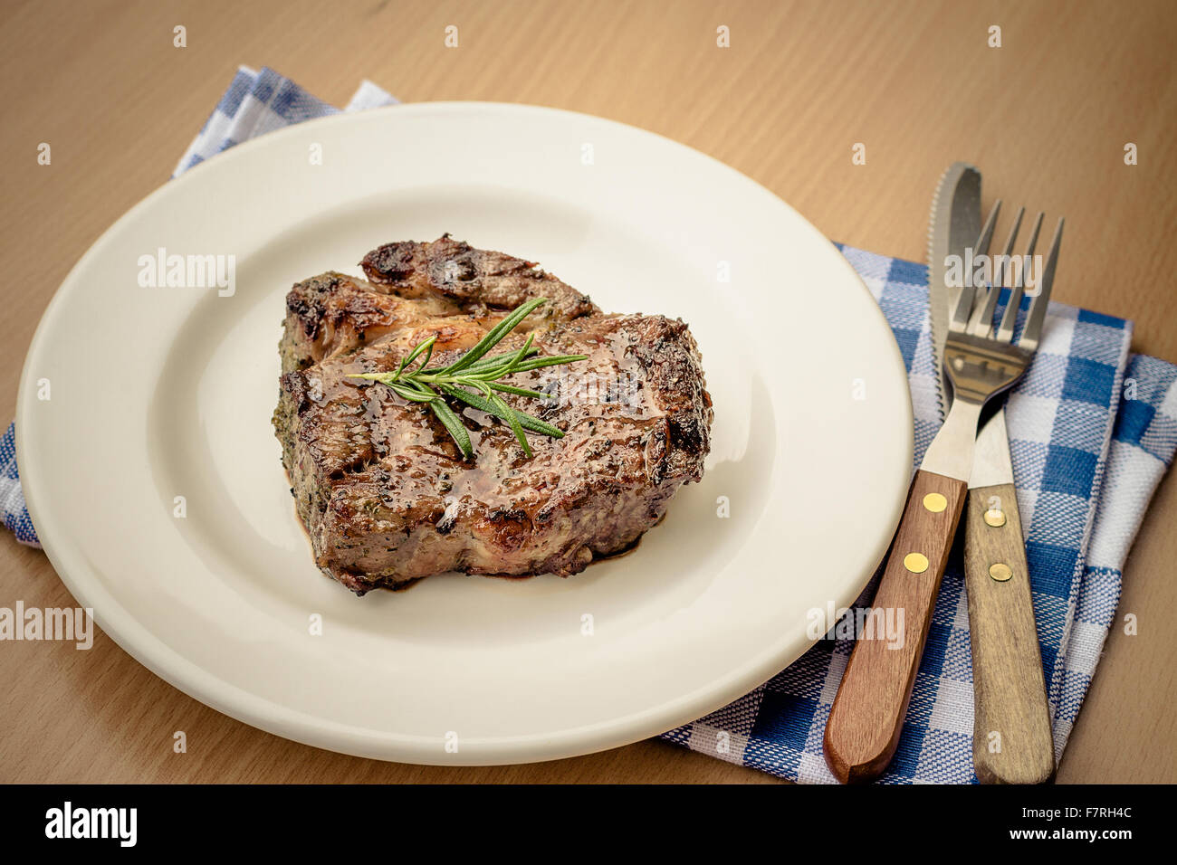 Bifteck de faux-filet grillé juteux avec couverts, retro style Banque D'Images