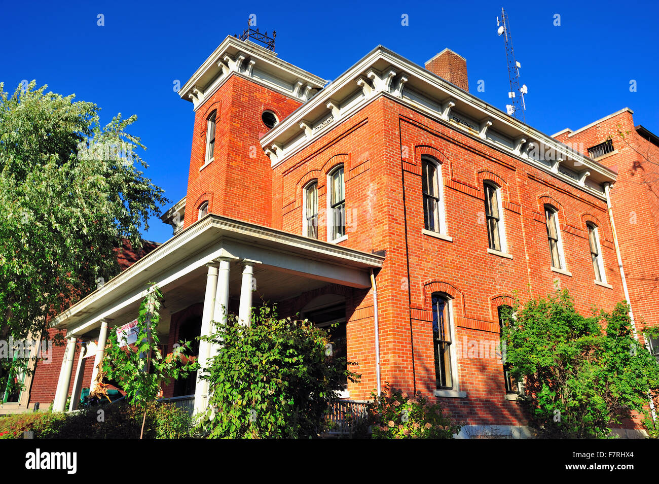 Le shérif du comté de Lac et prison à Crown Point, de l'Indiana ont été construit en 1882 dans le style Second Empire.Crown Point, Indiana, USA. Banque D'Images Le shérif du comté de Lac et prison à Crown Point, de l'Indiana ont été construit en 1882 dans le style Second Empire.Crown Point, Indiana, USA. Banque D'Images