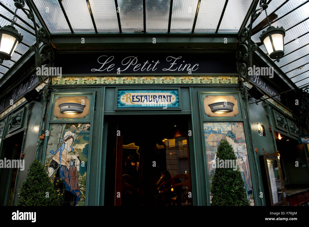 Le Petit Zinc, une brasserie de style Belle Epoque sur la rive gauche de Paris, France Banque D'Images