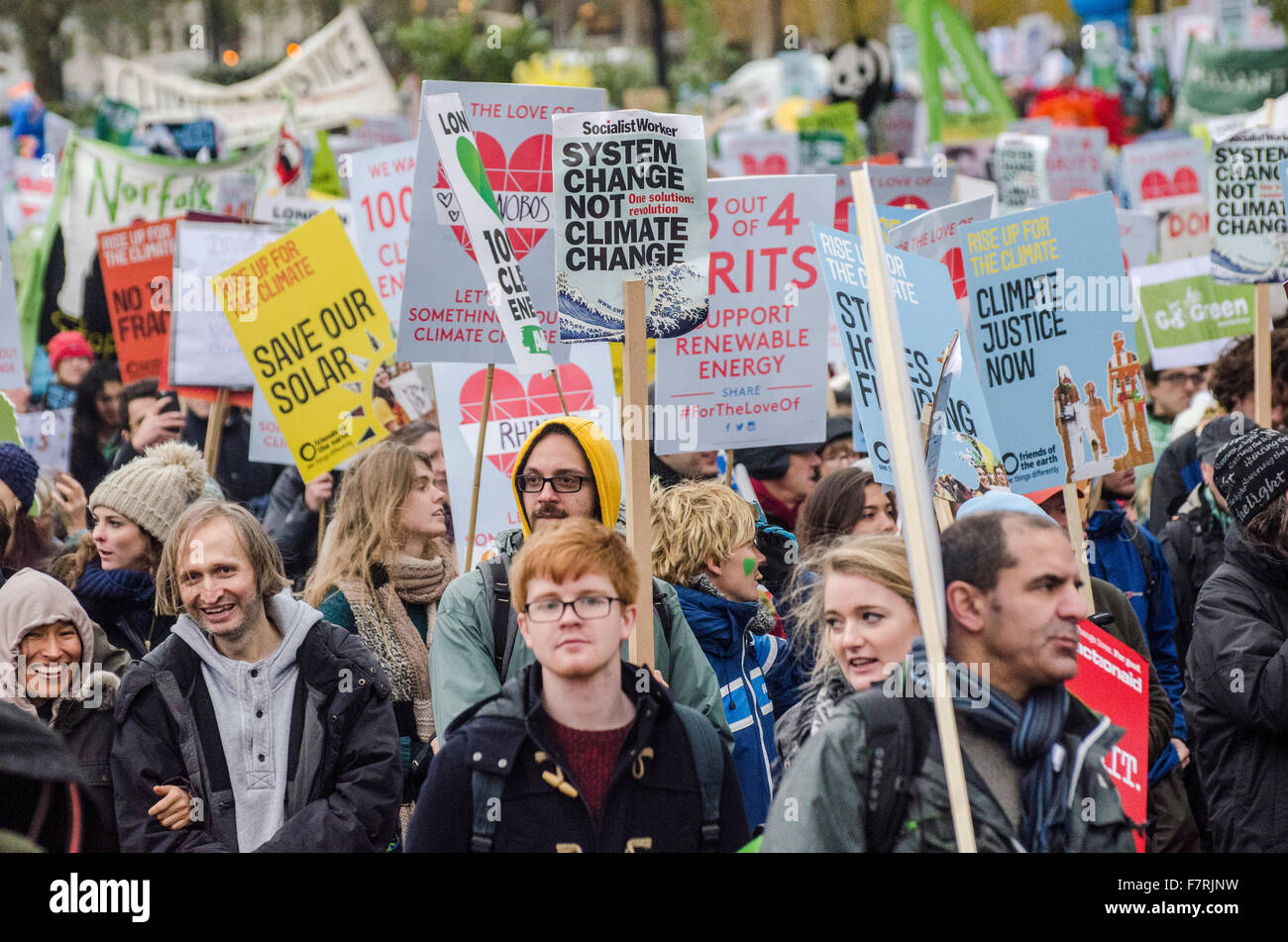 Les personnes qui prennent part dans le climat de Mars à Westminster, Millbank. Il s'agit d'un événement commun avec tous les partenaires de la Coalition Climat pour élever la conscience politique des dirigeants mondiaux pour examiner les questions relatives au changement climatique à venir de la conférence sur le climat le mois prochain. Banque D'Images