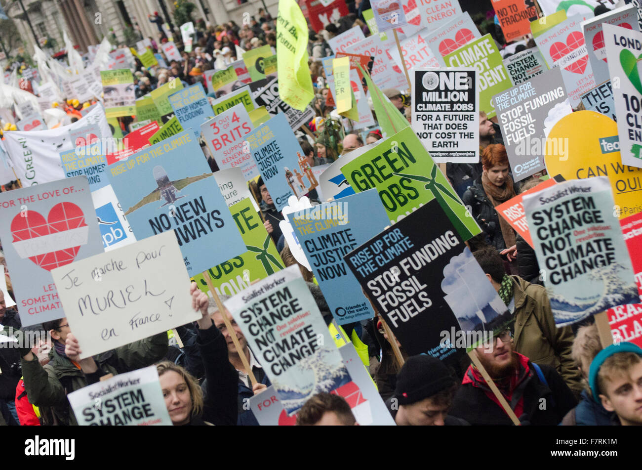 Les personnes qui prennent part dans le climat de Mars à Westminster, Millbank. Il s'agit d'un événement commun avec tous les partenaires de la Coalition Climat pour élever la conscience politique des dirigeants mondiaux pour examiner les questions relatives au changement climatique à venir de la conférence sur le climat le mois prochain. Banque D'Images