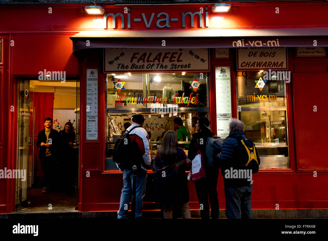 Un restaurant falafel dans Rue des Rossiers dans le quartier du Marais à Paris, France Banque D'Images