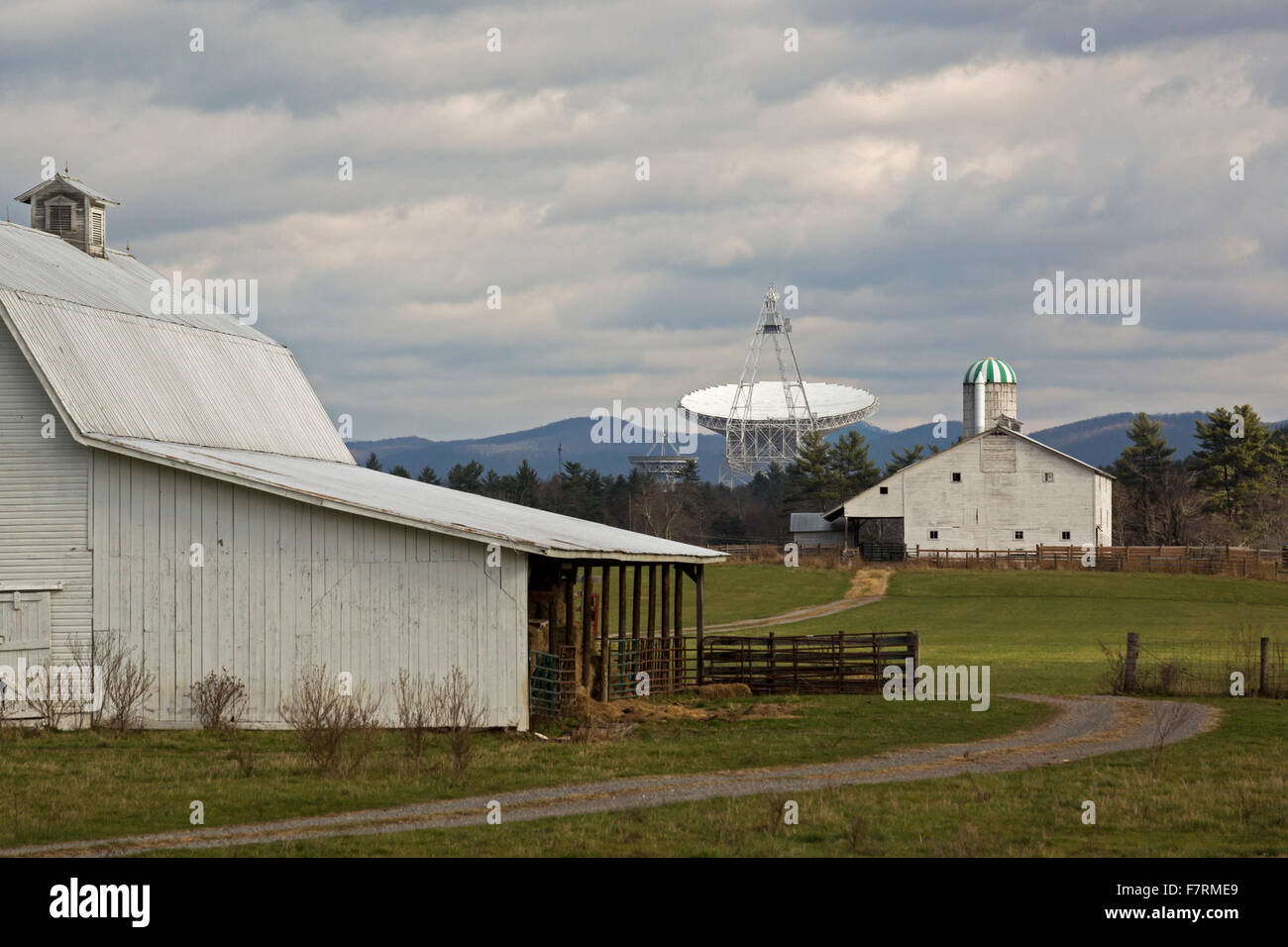 Green Bank, en Virginie de l'Ouest - Le National Radio Astronomy Observatory Télescope Banque Verte près des fermes. Banque D'Images