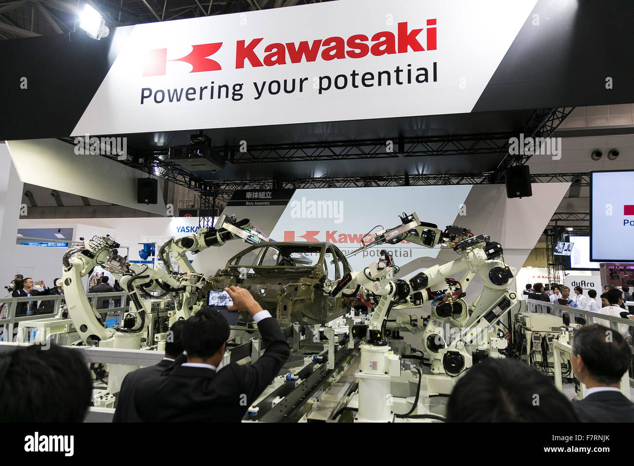 Kawasaki Heavy Industries Ltd.'s body robots d'assemblage à l'Exposition internationale 2015 Robot le 2 décembre 2015, Tokyo, Japon. 446 entreprises et organisations (du Japon et à l'étranger) ont montré de nouveaux robots et de l'équipement en service et un robot industriel Zones. Le robot-exposition est tenue du 2 au 5 décembre au Tokyo Big Sight. (Photo de Rodrigo Reyes Marin/AFLO) Banque D'Images