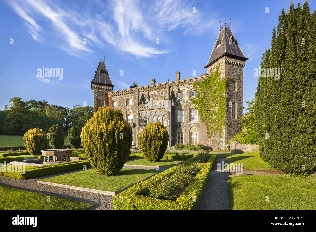 Le jardin et à l'ouest avant de Newton House à Dinefwr, Carmarthenshire, Pays de Galles. Dinefwr est une réserve naturelle nationale, maison historique et du xviiie siècle, le parc paysager entourant une cité médiévale deer park. Banque D'Images