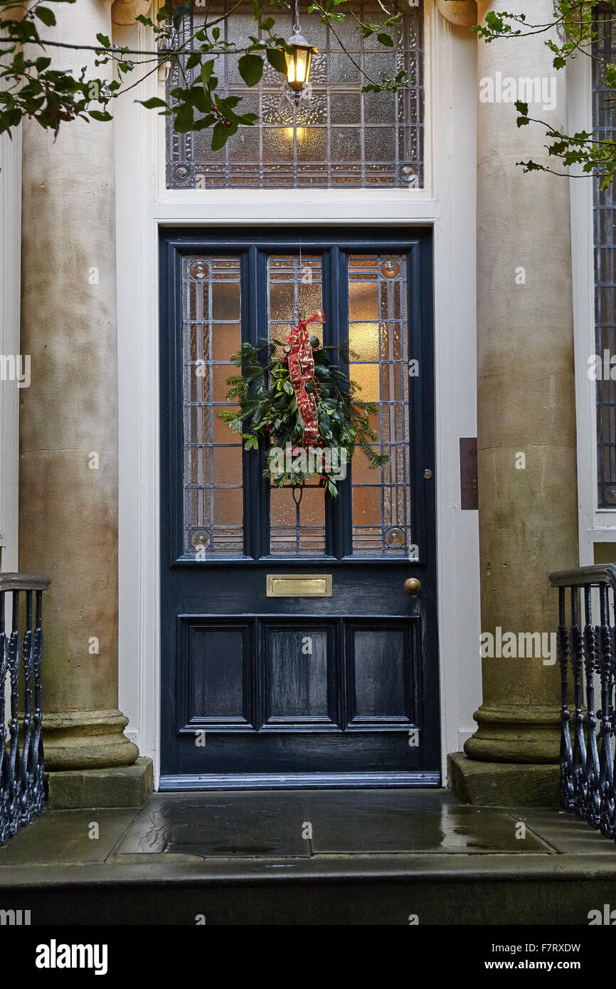 Couronne de Noël sur porte avant Banque D'Images