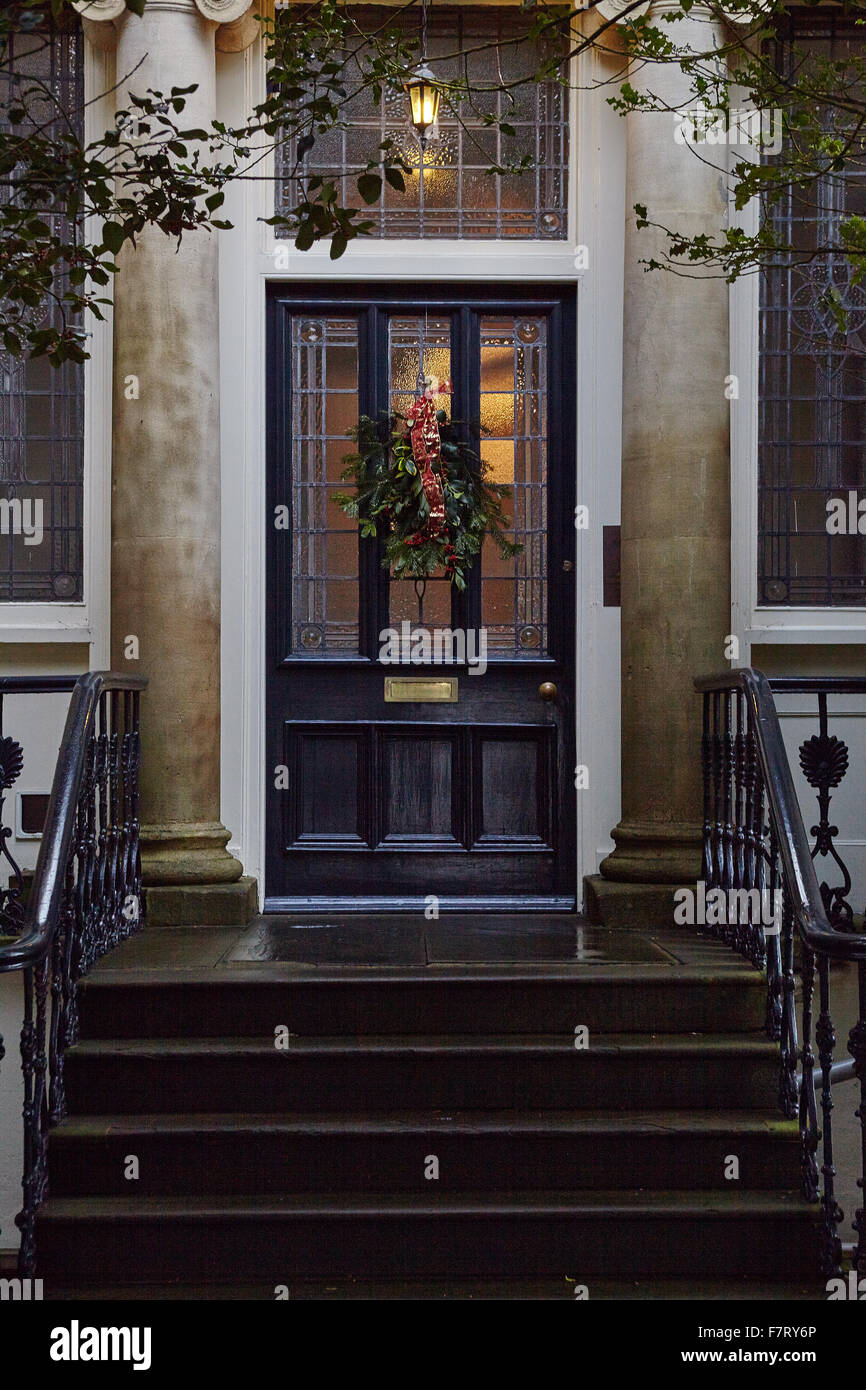 Couronne de Noël sur porte avant Banque D'Images