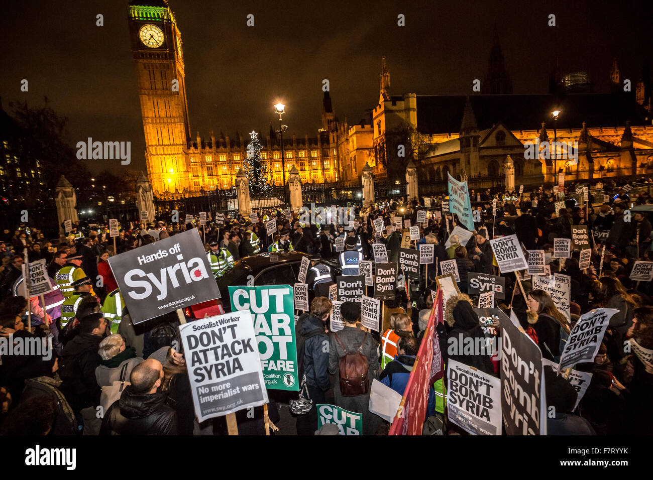 Londres, Royaume-Uni. 2 Décembre, 2015. Arrêter la Guerre Manifestation devant les bâtiments du Parlement de Westminster, à la veille du vote sur l'extension des frappes aériennes contre la Syrie à Isis Crédit : Guy Josse/Alamy Live News Banque D'Images