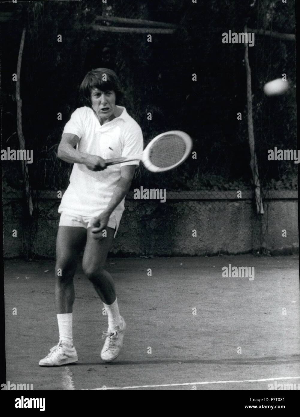 1971 - Septembre 1971 Roms. Dustin Hofman joue au tennis. Dustin Hofman le célèbre acteur, passe du temps ces jours à Rome d'attendre pour jouer un film jusqu'à ce jour réalisé par directeur Peitro Germi ''Diviriso Finche Ec Non Divida'' en plus avec star Carla Gravila e Stefania Sandrelli. Maintenant, c'est aimer le tennis un peu de passion et aussi de récupérer le dernier poids pendant les vacances début. Chaque matin prend des leçons et casyto le trouver dans un backland et volee. © Keystone Photos USA/ZUMAPRESS.com/Alamy Live News Banque D'Images