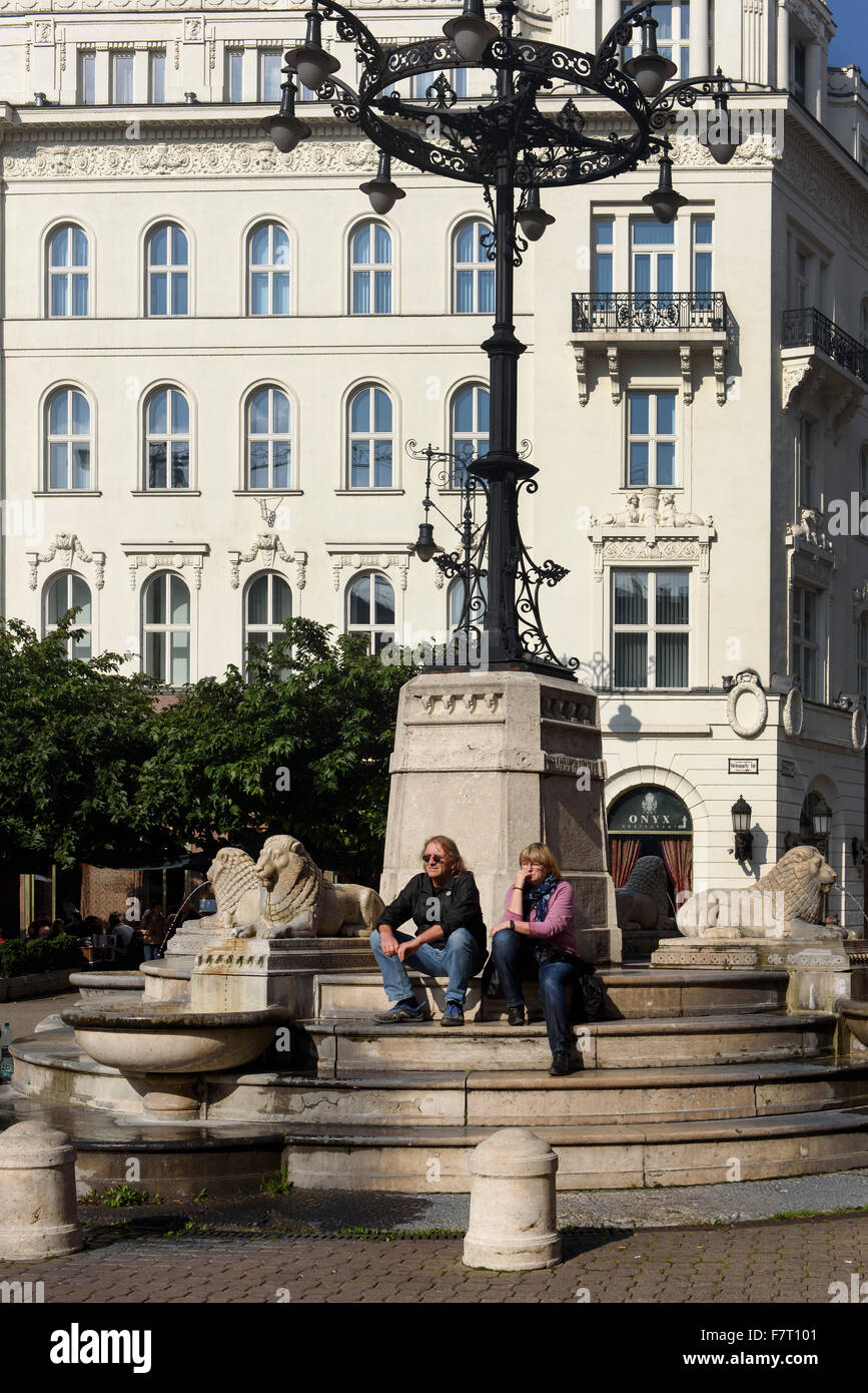 Fontaine sur Vörösmarty tér, Budapest, Hongrie Banque D'Images