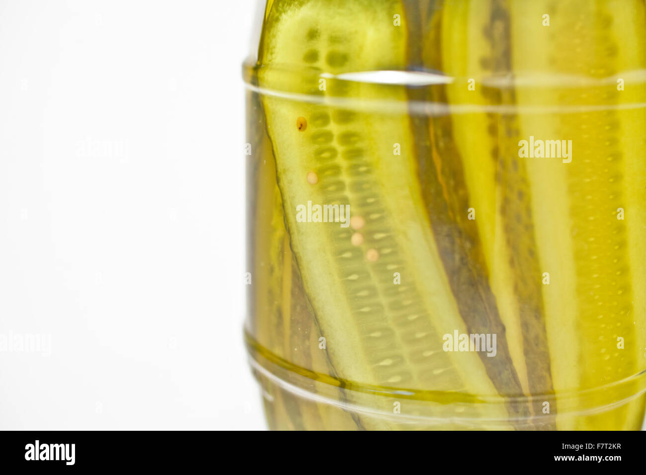 Concombres en verre, les aliments fermentés, studio shot avec fond blanc Banque D'Images