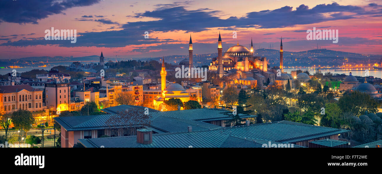 Panorama d'Istanbul. Image panoramique de Sainte-sophie à Istanbul, Turquie pendant le lever du soleil. Banque D'Images