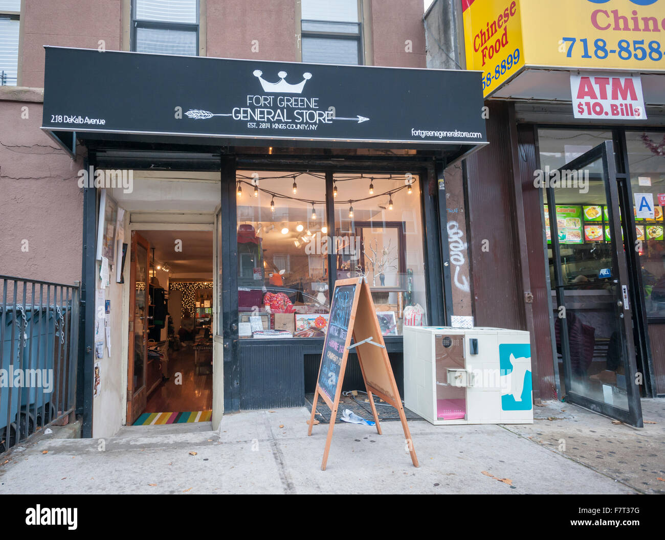 Un chien à l'extérieur du chenil Parker Magasin Général Fort Greene à Brooklyn à New York, le samedi 28 novembre, 2015. Le chenil, qui impute à la minute ou l'heure, vous permet de garer votre compagnon canin pendant que vous faire les commissions ou bruncher avec vos amis dans des endroits qui n'autorisent pas les chiens. Jusqu'ici leur a deux chenils à Fort Greene, Brooklyn, avec des plans d'expansion. (© Richard B. Levine) Banque D'Images