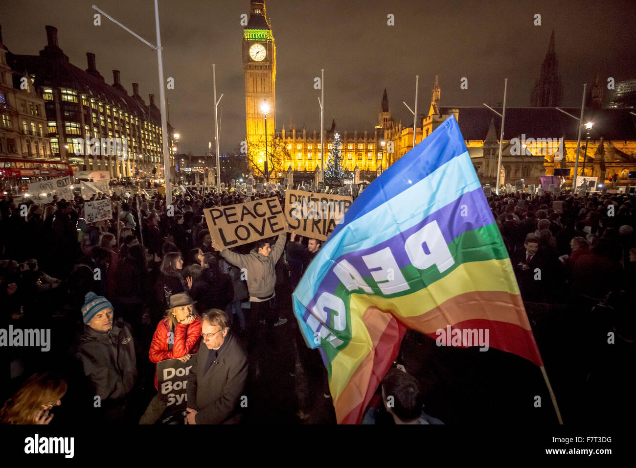 Londres, Royaume-Uni. 2 Décembre, 2015. Arrêter la Guerre Manifestation devant les édifices du Parlement de Westminster, à la veille du vote sur l'extension des frappes aériennes contre la Syrie à Isis. Crédit : Guy Josse/Alamy Live News Banque D'Images