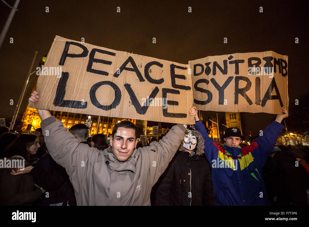 Londres, Royaume-Uni. 2 Décembre, 2015. Arrêter la Guerre Manifestation devant les édifices du Parlement de Westminster, à la veille du vote sur l'extension des frappes aériennes contre la Syrie à Isis. Crédit : Guy Josse/Alamy Live News Banque D'Images