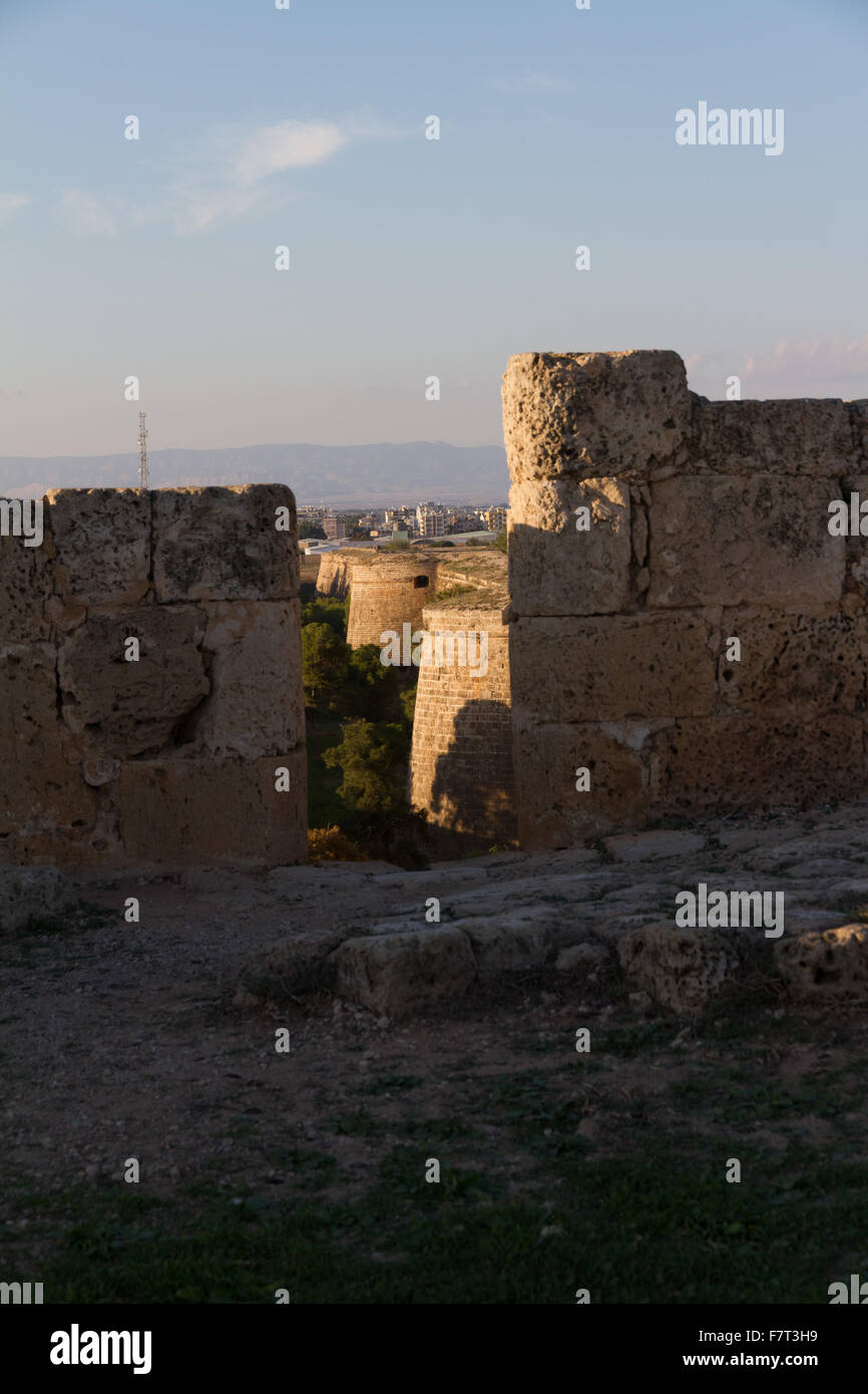 Recherche le long des murs de la vieille ville de Famagouste dans la République turque de Chypre du nord Banque D'Images