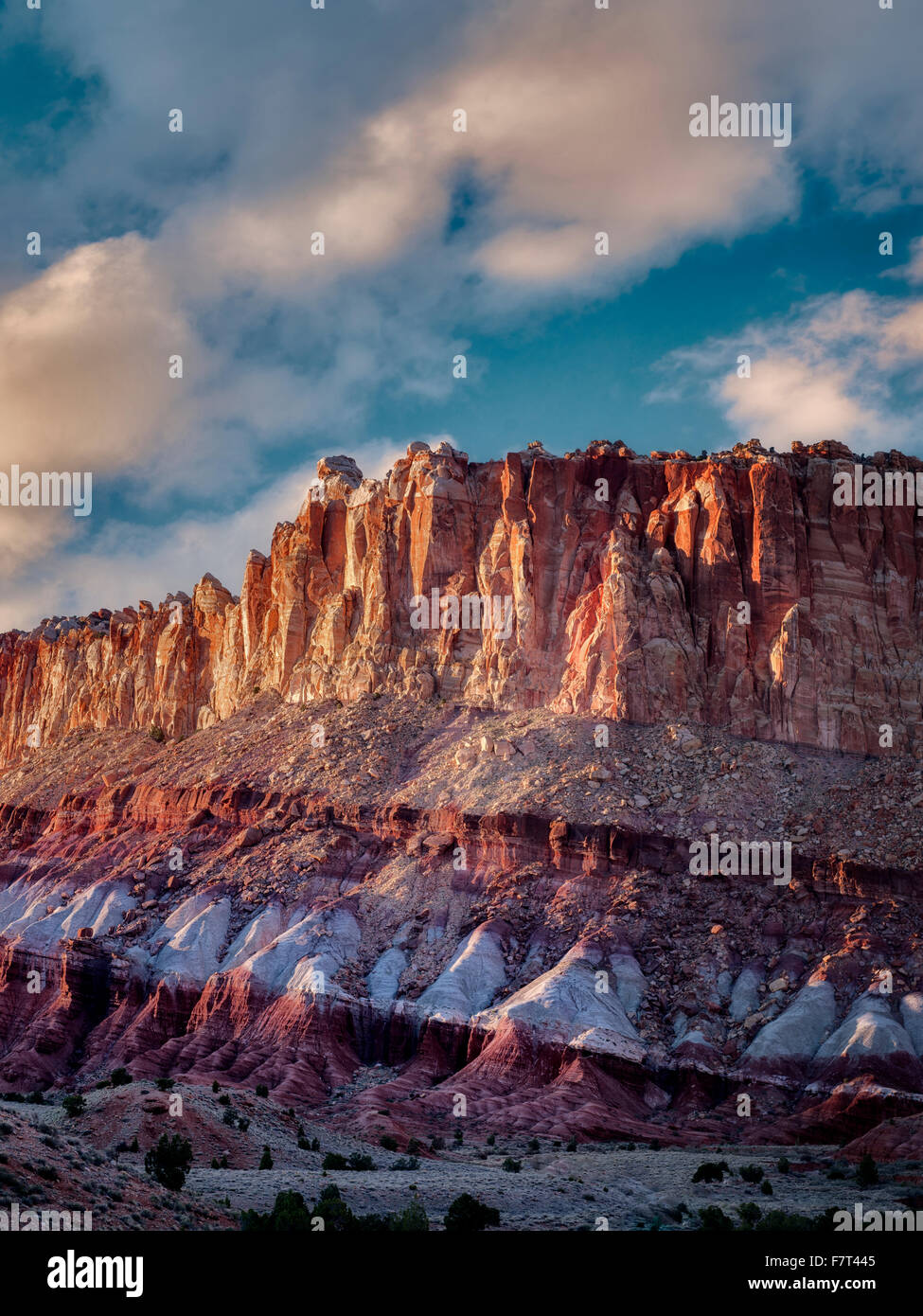 Rock formations au coucher du soleil. Le désert du sud Hartnett Waterpocket Fold, Capitol Reef National Park, Utah Banque D'Images