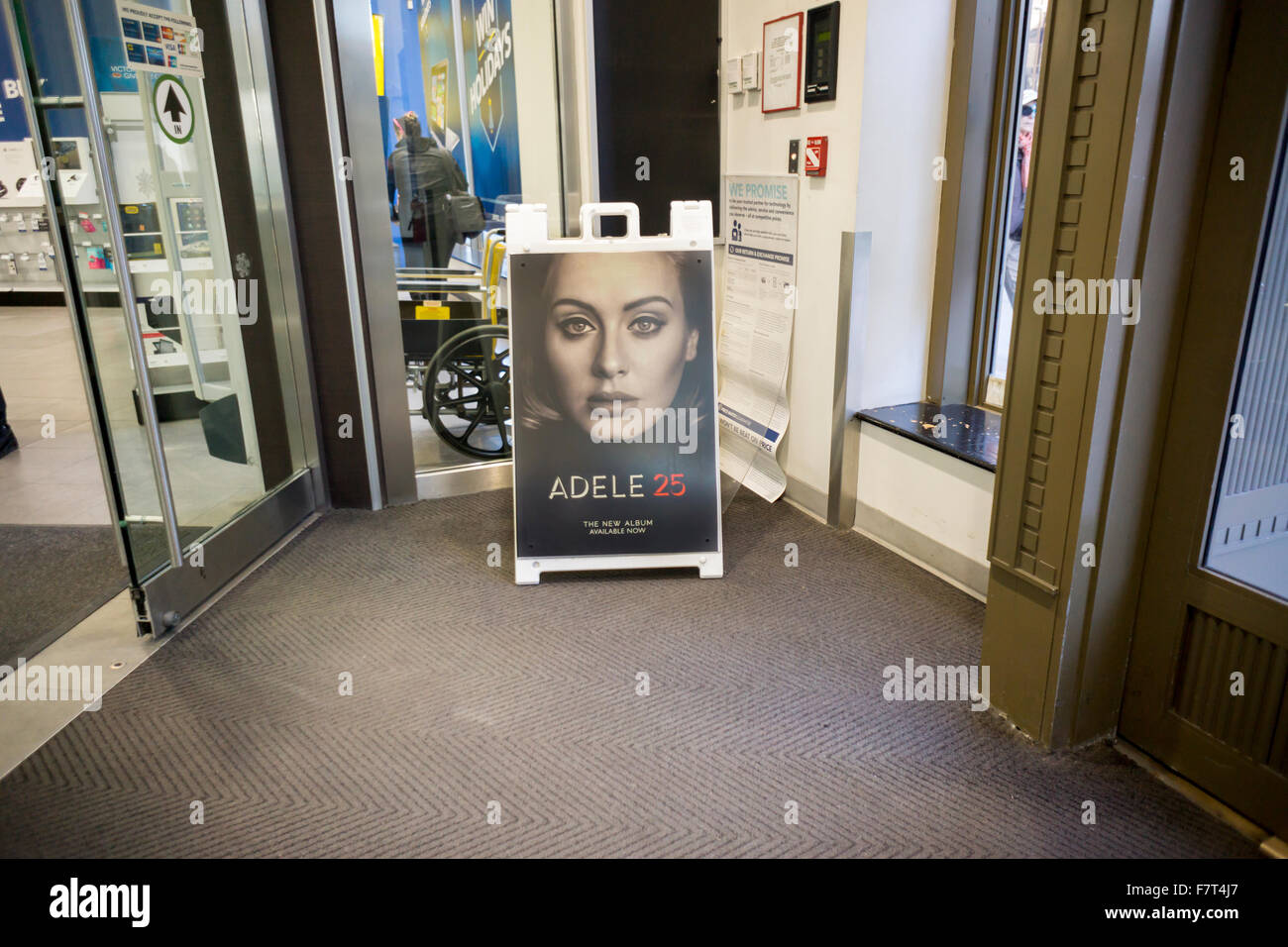 Un panneau dans un Best Buy à New York le dimanche, Novembre 29, 2015 fait la promotion du nouvel album d'Adele, '25'. L'album, sorti le 20 novembre, et n'est pas disponible pour le streaming, a vendu un nombre record de 3,38 millions d'exemplaires dans sa première semaine. (© Richard B. Levine Banque D'Images