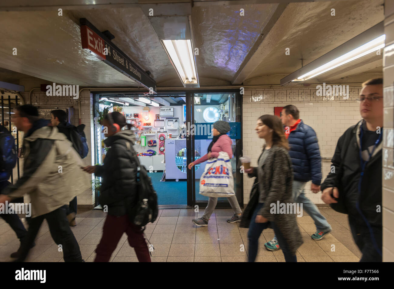 Niché à l'intérieur d'un ancien kiosque à journaux, 'le nouveau peuplement'  dans la station de métro Union Square à New York est considérée le  Mercredi, Décembre 2, 2015. La pièce lumineuse 150