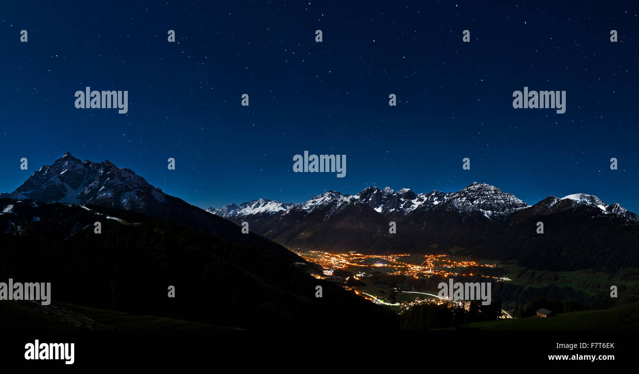 Paysage dans la lune, Fulpmes dans la nuit, sous le ciel étoilé, Serles à l'avant, derrière Kalkkögel, Alpes de Stubai Banque D'Images