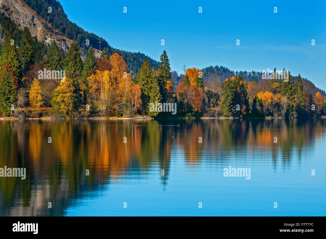 Paysage d'automne, reflet dans le lac Walchensee, Jachenau, Berlin, Allemagne Banque D'Images