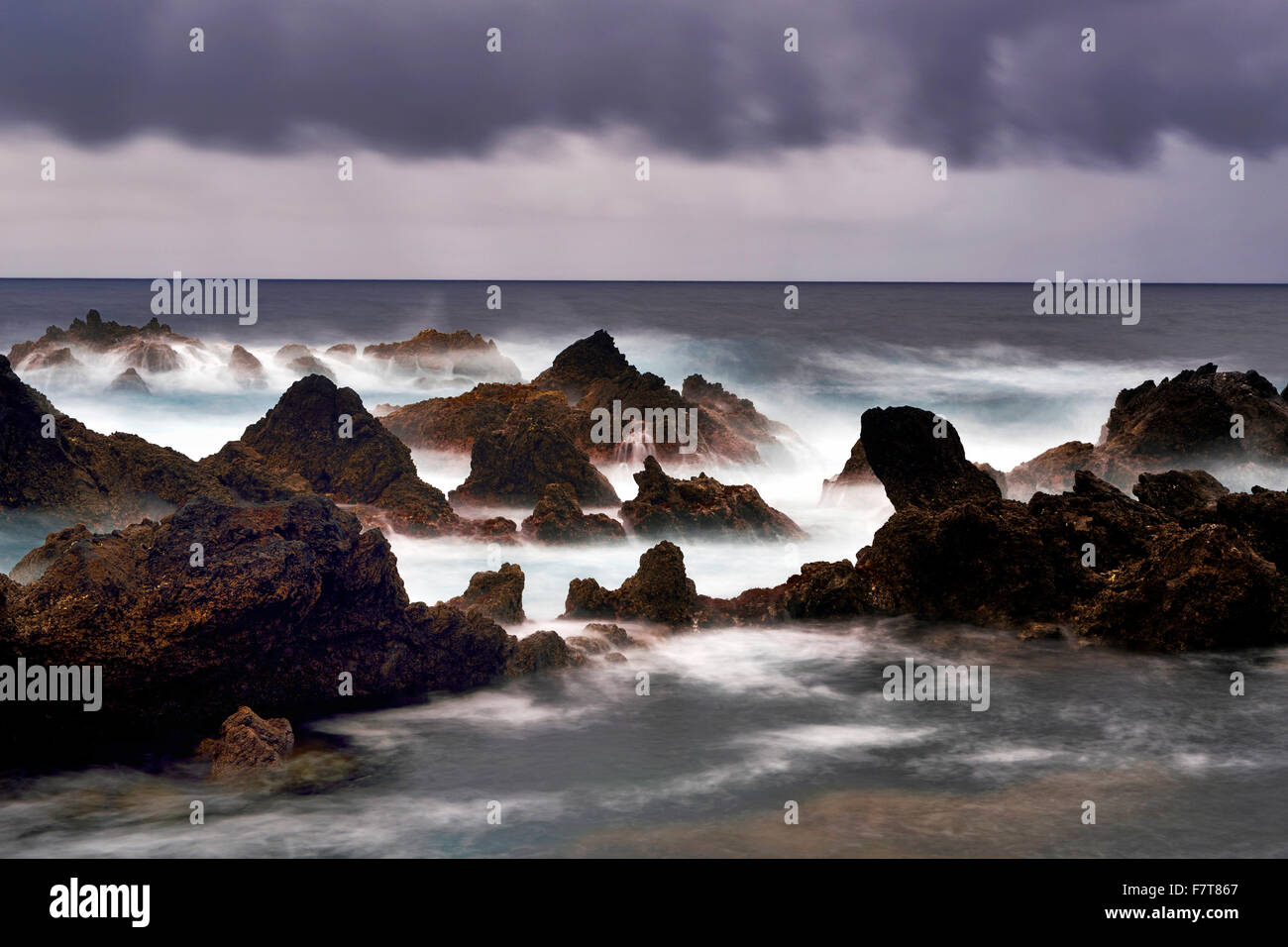 Des formations rocheuses, des roches de lave dans la mer, côte ouest, Porto Moniz, Madeira, Portugal Banque D'Images