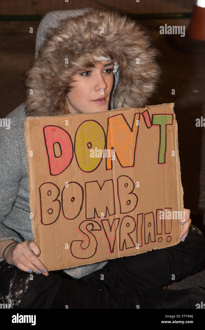 Londres, Royaume-Uni. 2 décembre 2015. Ne pas bombarder la Syrie Manifestation devant les Chambres du Parlement. Des centaines de militants de la paix en attente Place du Parlement pour le résultat du vote à la Chambre des communes. Dans la soirée, les députés britanniques autorisés contre l'action de l'État islamique en Syrie. Crédit : Images éclatantes/Alamy Live News Banque D'Images