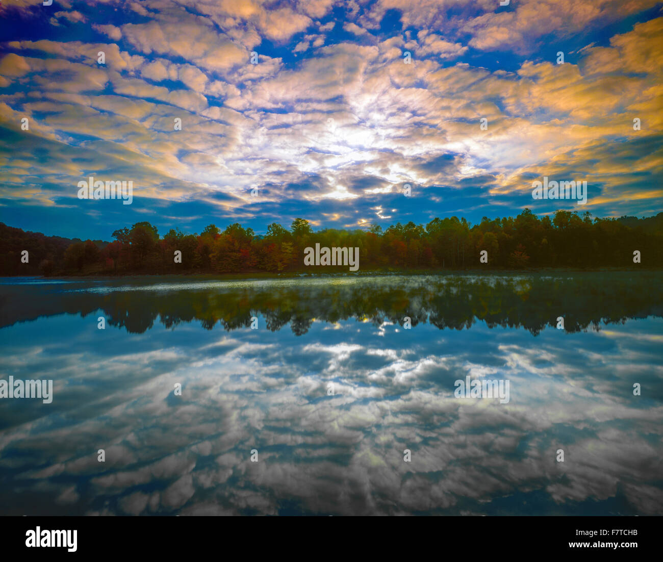 Lever du soleil au lac Grayson, Grayson Lake State Park, New York, les Appalaches Banque D'Images