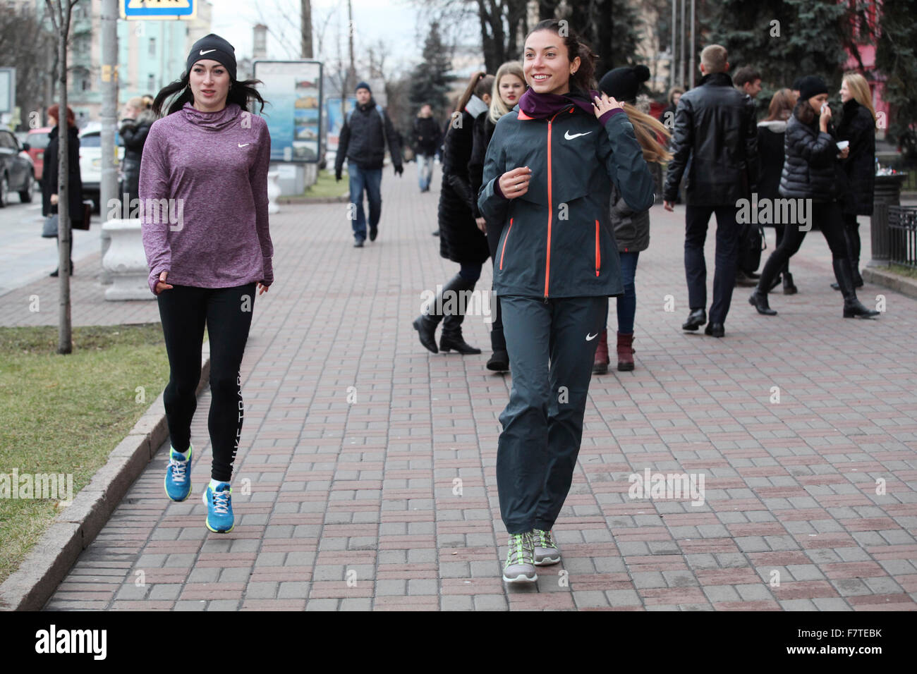 Kiev, Ukraine. 2 décembre 2015. Olga Lyakhova - se préparer aux jeux olympiques brésiliens chauds dans les frissons de l'hiver ukrainien. Olga Lyakhova (au centre), la meilleure femme de 800 m d'Ukraine, âgée de 23 ans, court dans la rue du centre de Kiev, près du bâtiment de l'université. Elle est sortie pour une légère course d'échauffement avec son amie et sa compagnes Julia (à gauche) malgré le temps froid. Banque D'Images