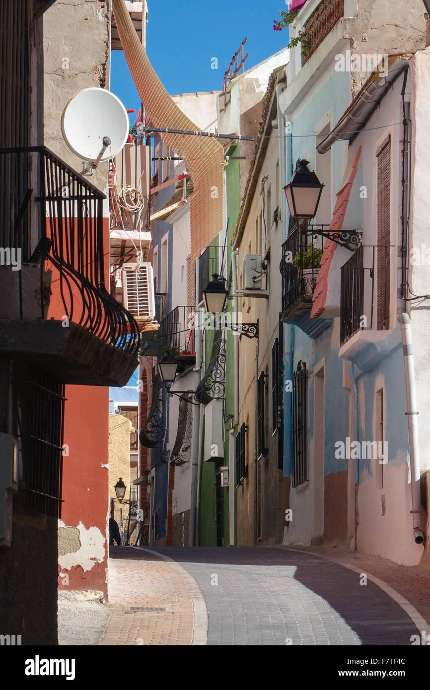 La Vila Joiosa ou Villajoyosa, Alicante, Espagne. Une station balnéaire avec des maisons de pêcheurs aux plages dorées s'écrouler Banque D'Images