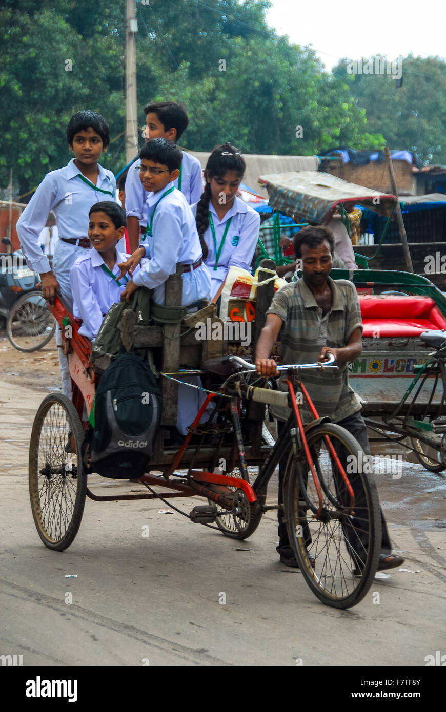 Charge lourde à rickshaw à New Delhi Inde Banque D'Images