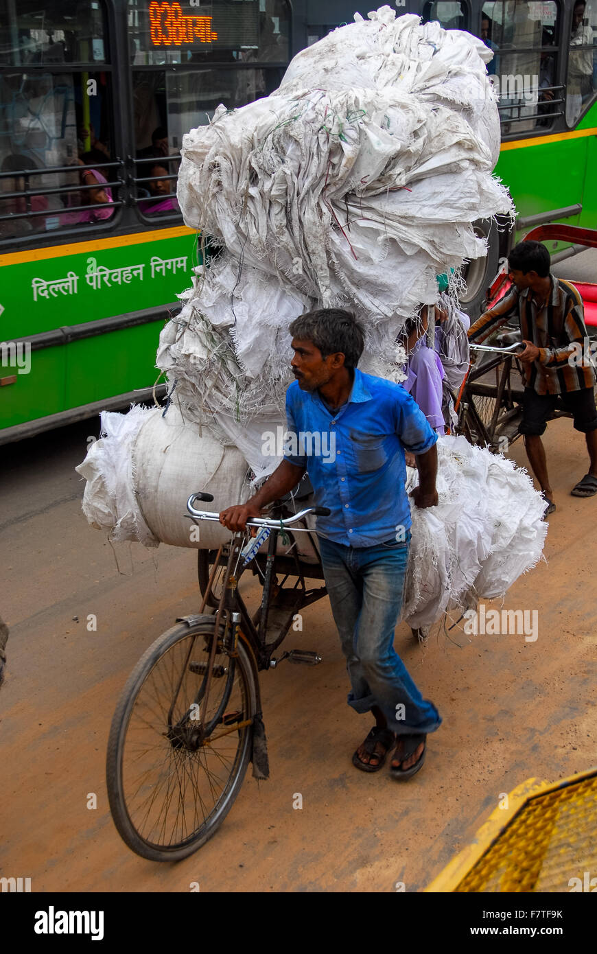 Charge lourde à rickshaw à New Delhi Inde Banque D'Images