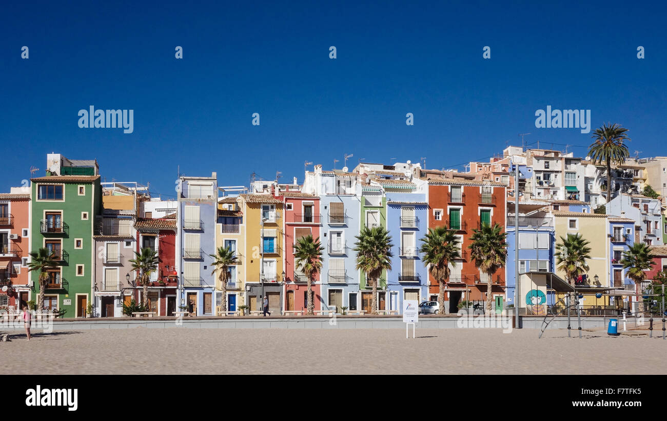La Vila Joiosa ou Villajoyosa, Alicante, Espagne. Une station balnéaire avec des maisons de pêcheurs aux plages dorées s'écrouler Banque D'Images