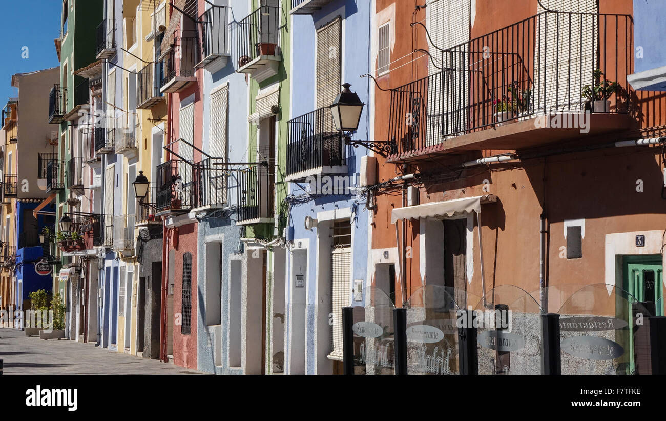 La Vila Joiosa ou Villajoyosa, Alicante, Espagne. Une station balnéaire avec des maisons de pêcheurs aux plages dorées s'écrouler Banque D'Images