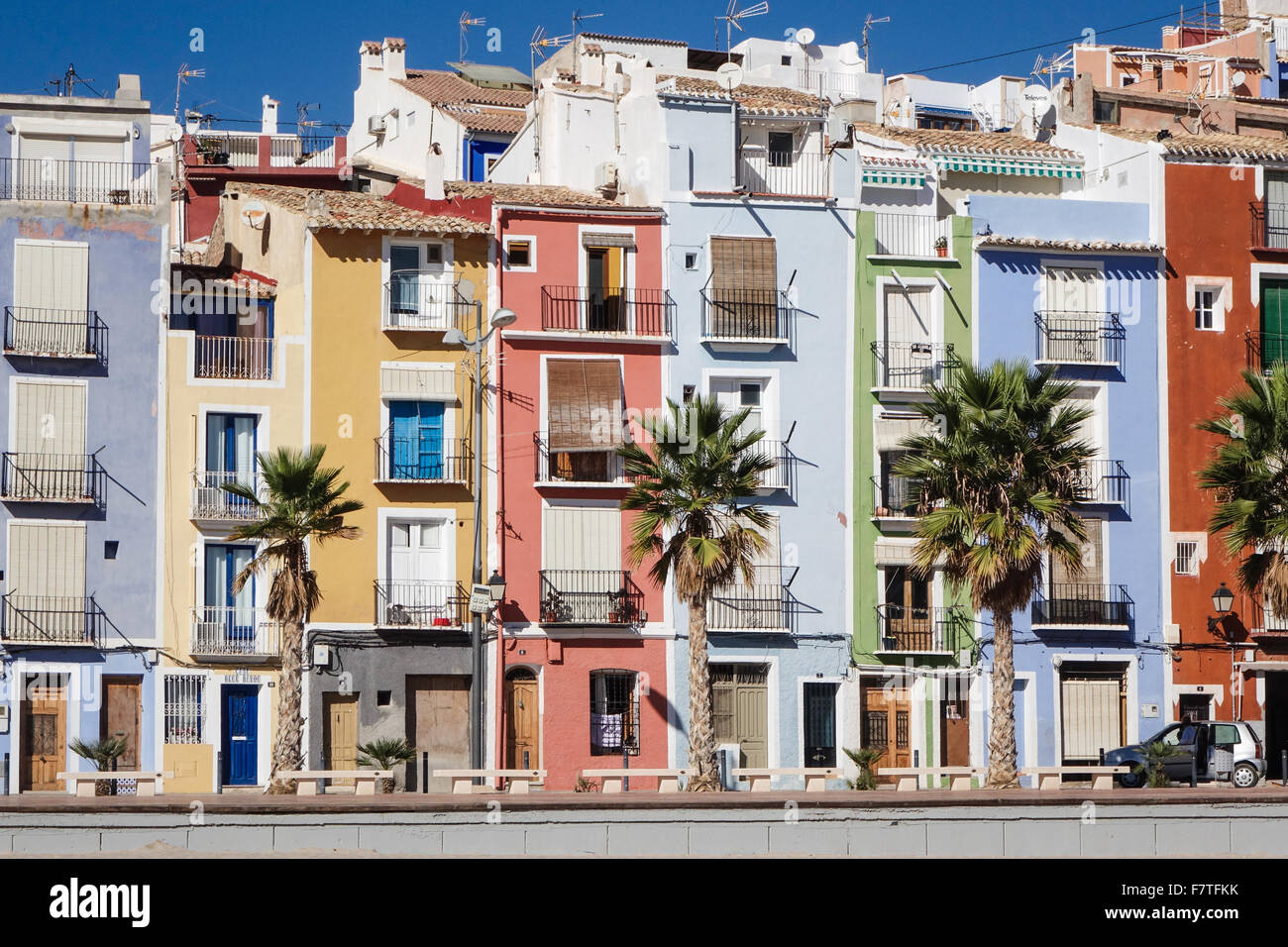 La Vila Joiosa ou Villajoyosa, Alicante, Espagne. Une station balnéaire avec des maisons de pêcheurs aux plages dorées s'écrouler Banque D'Images