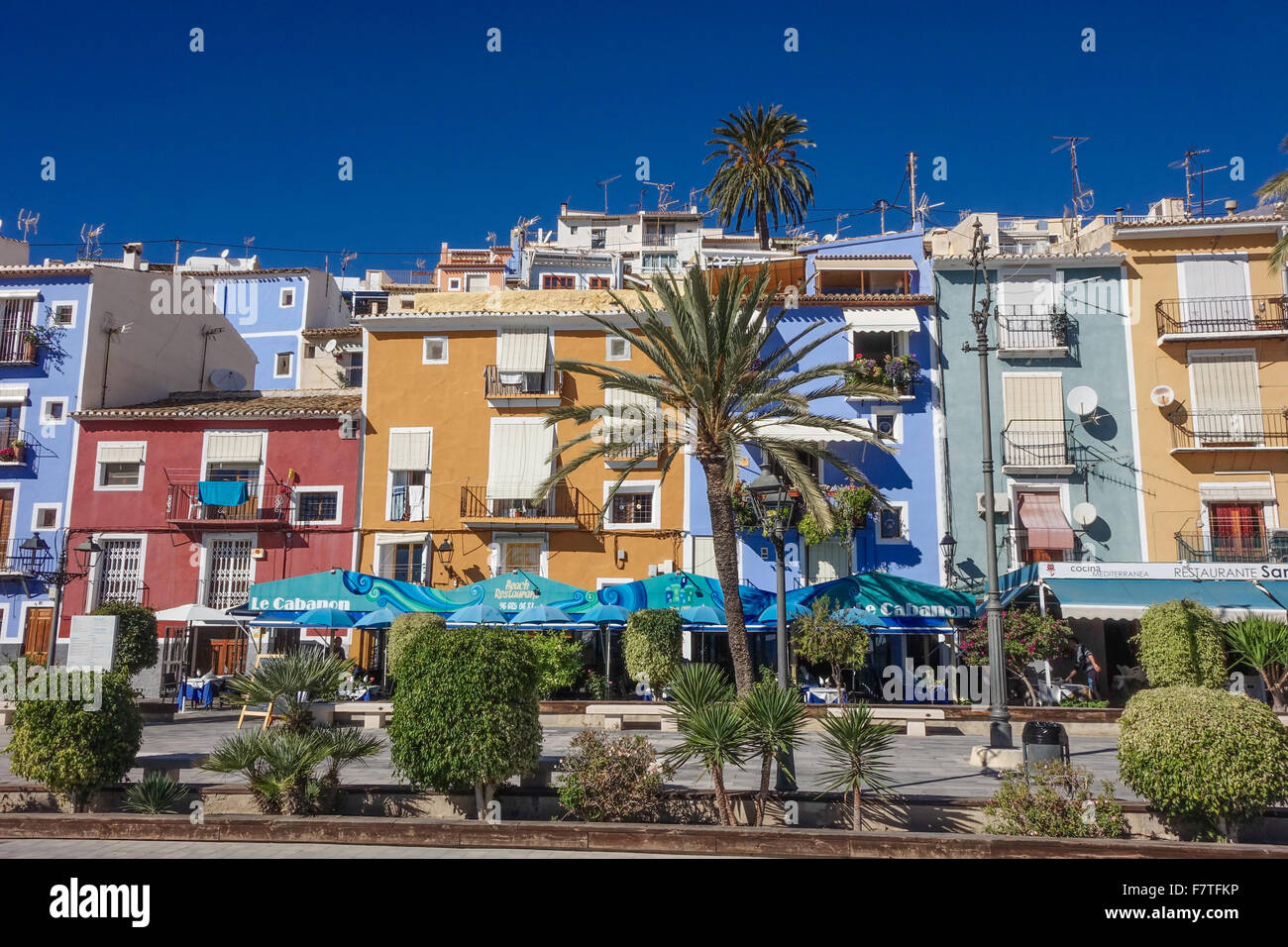 La Vila Joiosa ou Villajoyosa, Alicante, Espagne. Une station balnéaire avec des maisons de pêcheurs aux plages dorées s'écrouler Banque D'Images