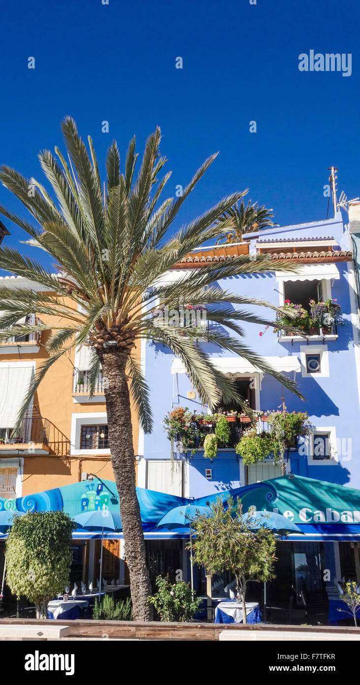 La Vila Joiosa ou Villajoyosa, Alicante, Espagne. Une station balnéaire avec des maisons de pêcheurs aux plages dorées s'écrouler Banque D'Images
