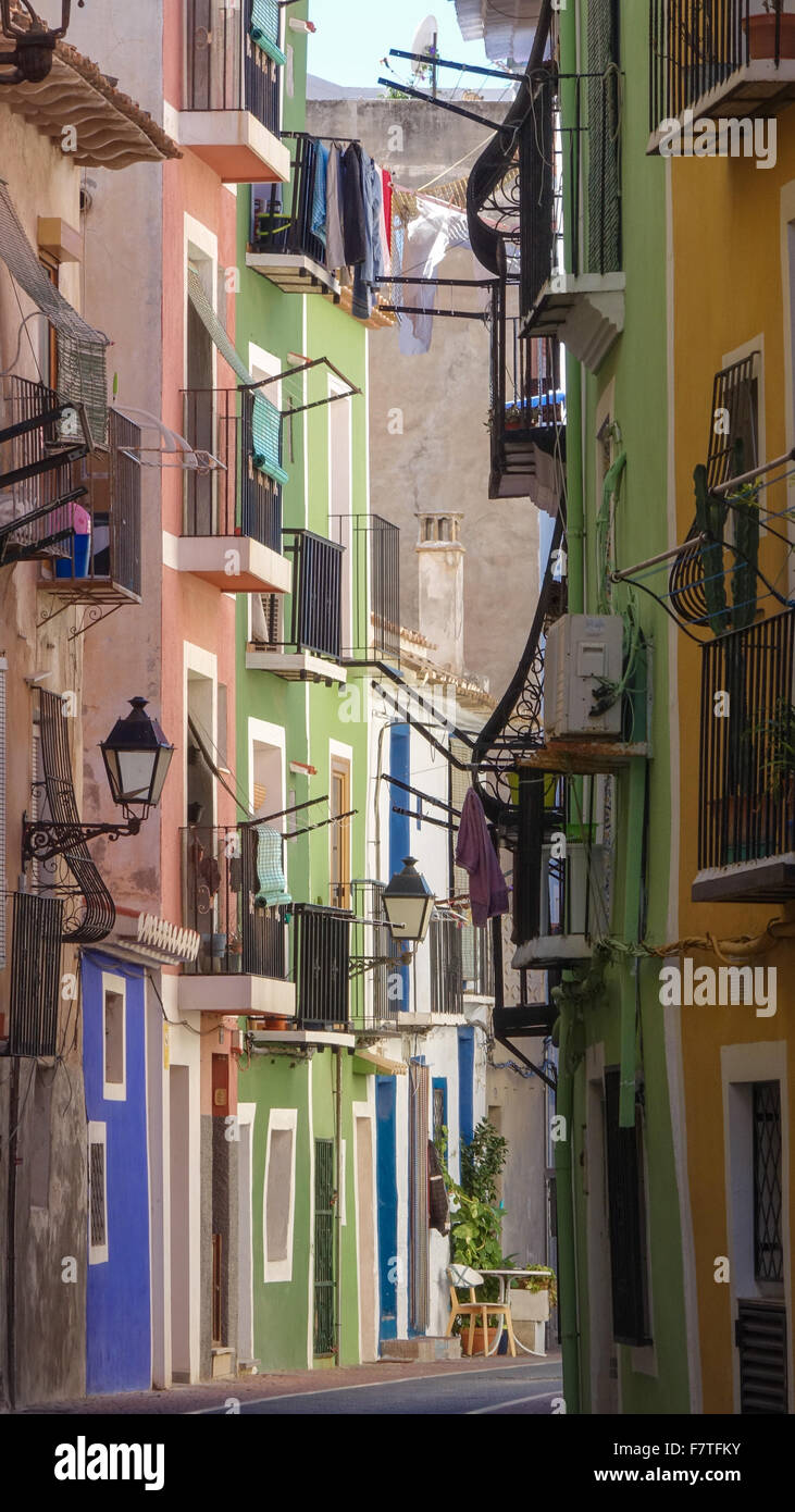 La Vila Joiosa ou Villajoyosa, Alicante, Espagne. Une station balnéaire avec des maisons de pêcheurs aux plages dorées s'écrouler Banque D'Images