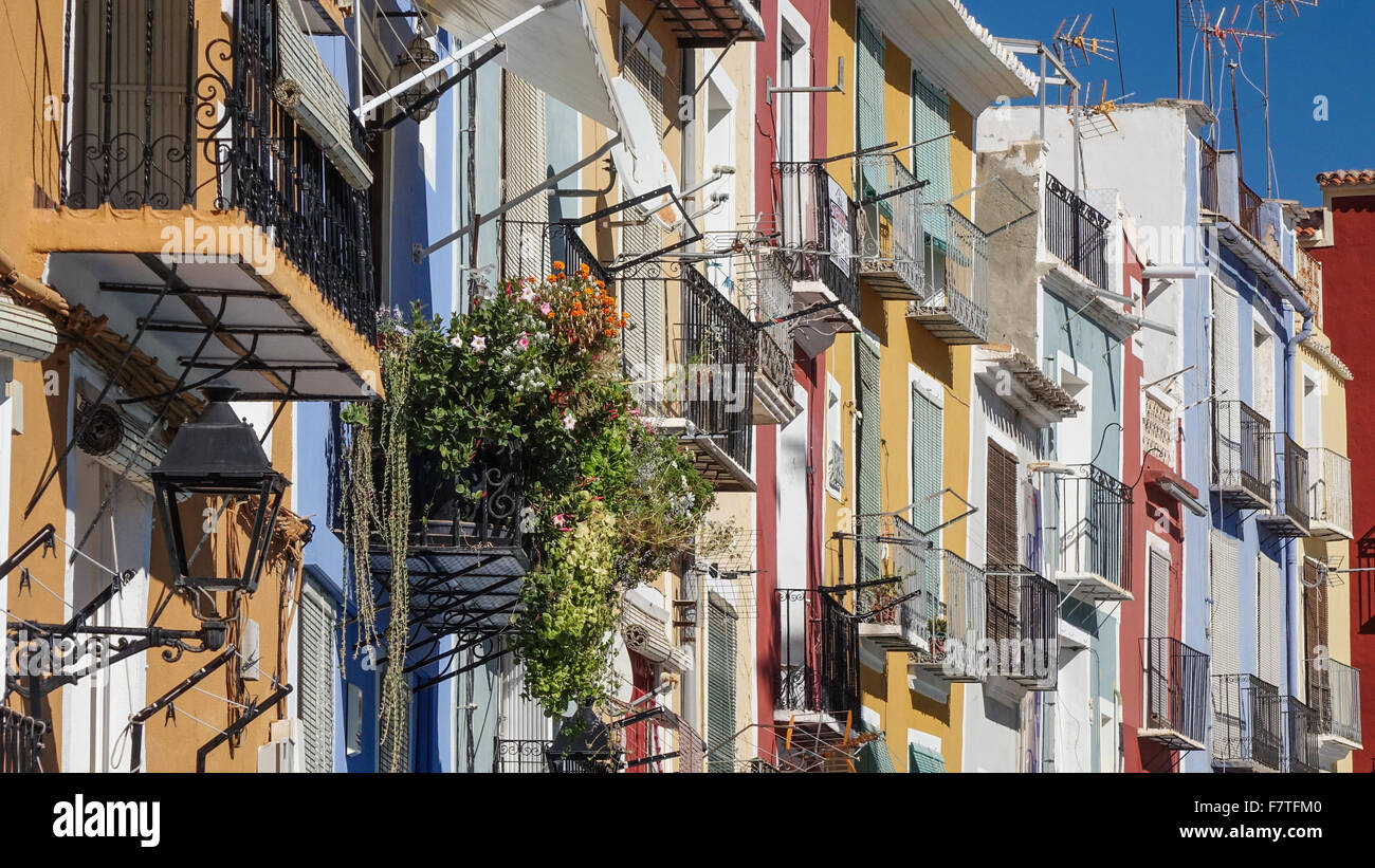 La Vila Joiosa ou Villajoyosa, Alicante, Espagne. Une station balnéaire avec des maisons de pêcheurs aux plages dorées s'écrouler Banque D'Images