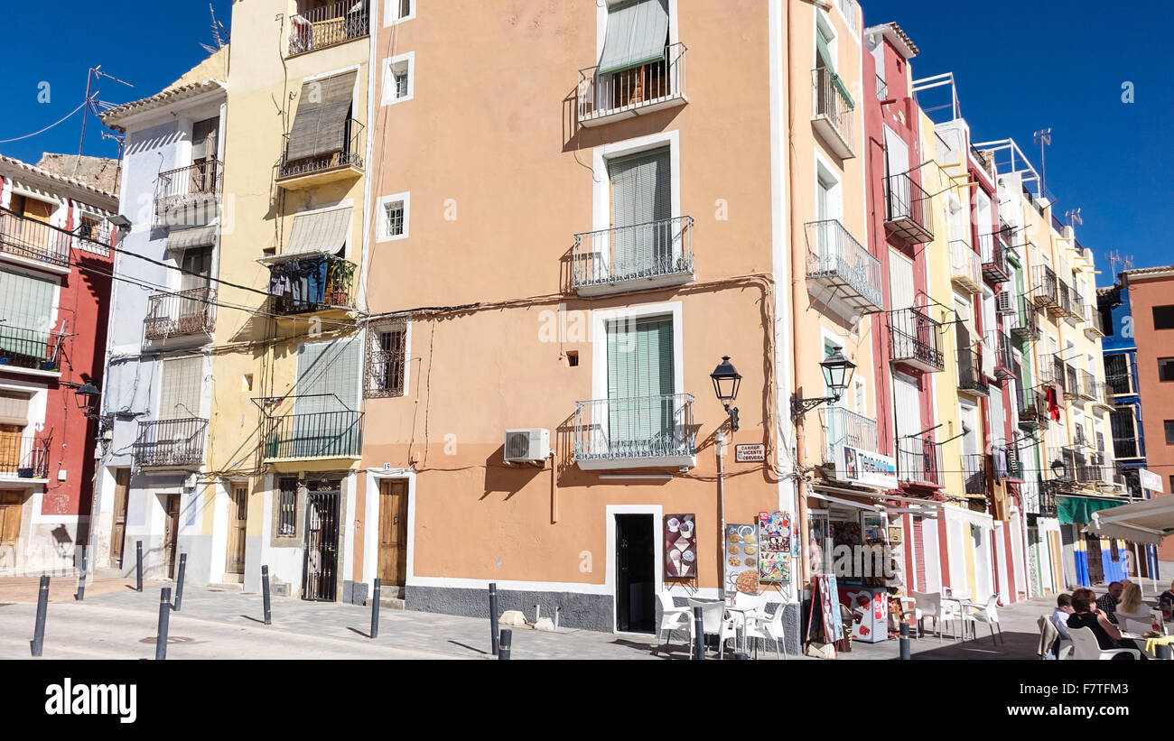 La Vila Joiosa ou Villajoyosa, Alicante, Espagne. Une station balnéaire avec des maisons de pêcheurs aux plages dorées s'écrouler Banque D'Images