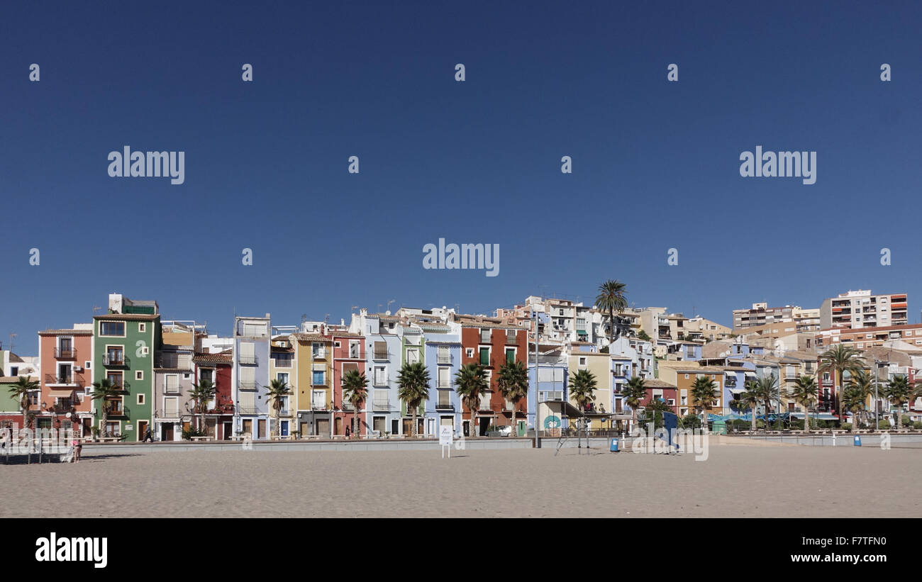 La Vila Joiosa ou Villajoyosa, Alicante, Espagne. Une station balnéaire avec des maisons de pêcheurs aux plages dorées s'écrouler Banque D'Images