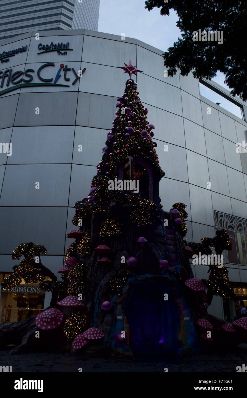 Beau Noël dehors shopping mall Banque D'Images