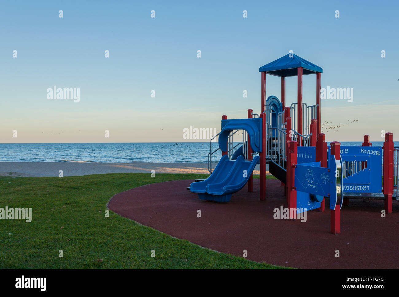Une aire de jeux sur la rive du lac Ontario. Port Hope, en Ontario, Canada. Banque D'Images