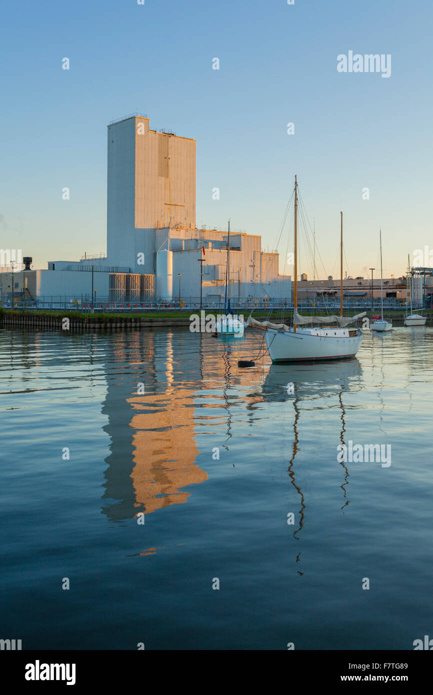 Fabrication de combustible, Cameco Inc. et voiliers au port de Port Hope. Port Hope, en Ontario, Canada. Banque D'Images