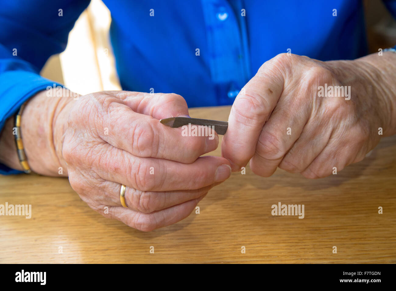 Mains de vieille femme ongles polissage Banque D'Images