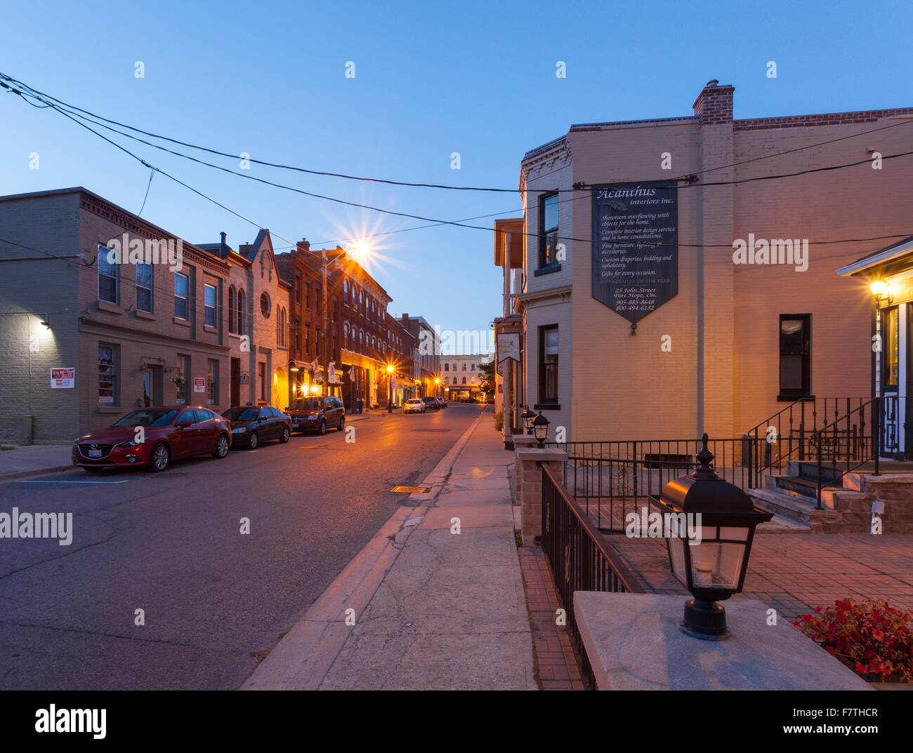 John Street dans le centre-ville de Port Hope au crépuscule. L'Ontario, Canada. Banque D'Images