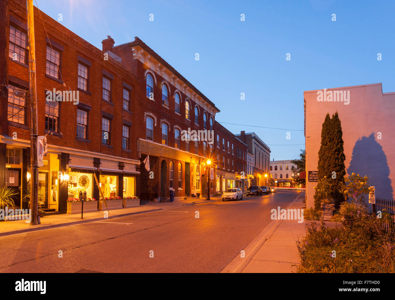 John Street dans le centre-ville de Port Hope au crépuscule. L'Ontario, Canada. Banque D'Images