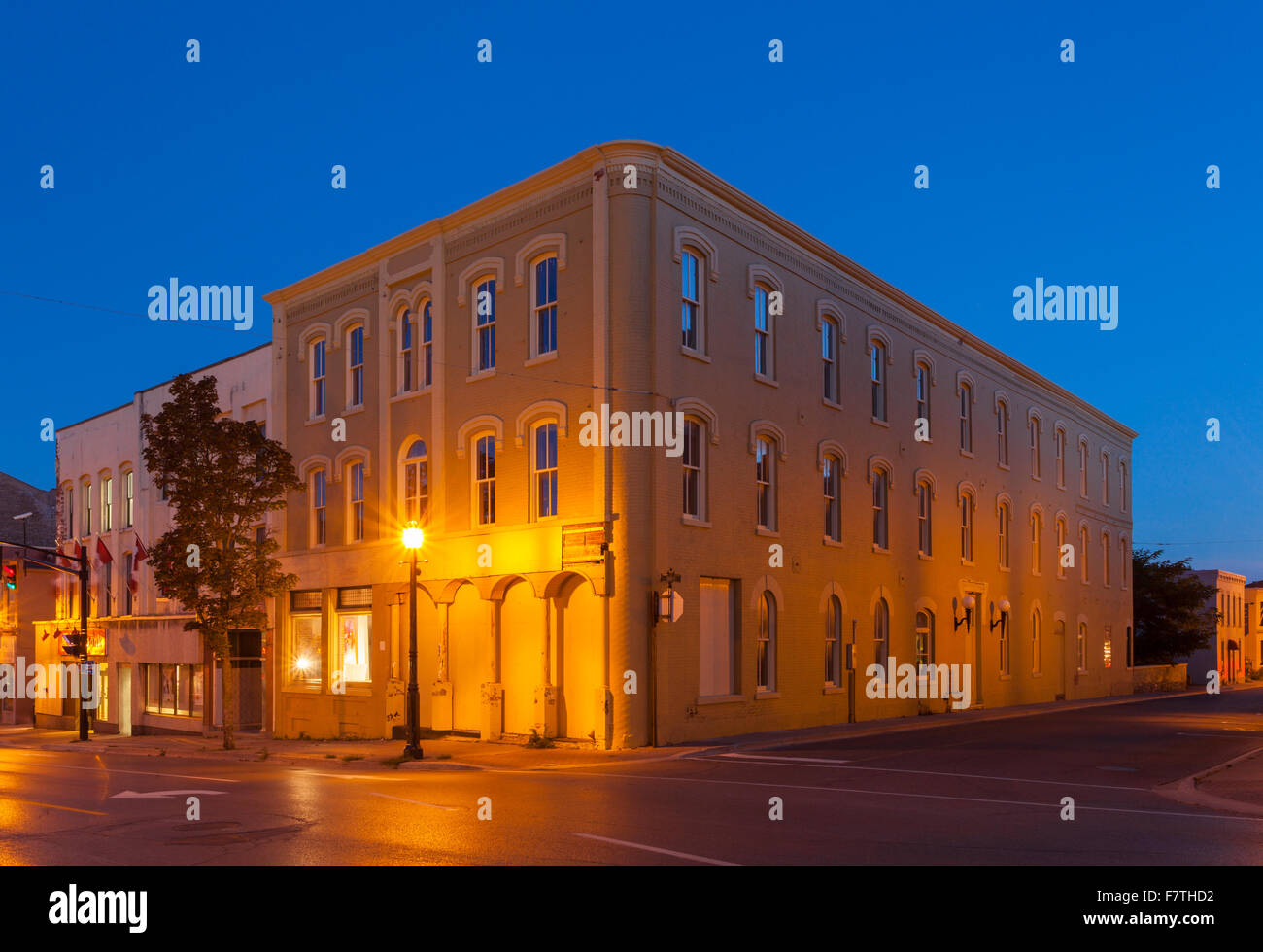 L'hôtel Walton historique à l'angle de la rue John et Walton Street dans le centre-ville de Port Hope au crépuscule. L'Ontario, Canada. Banque D'Images