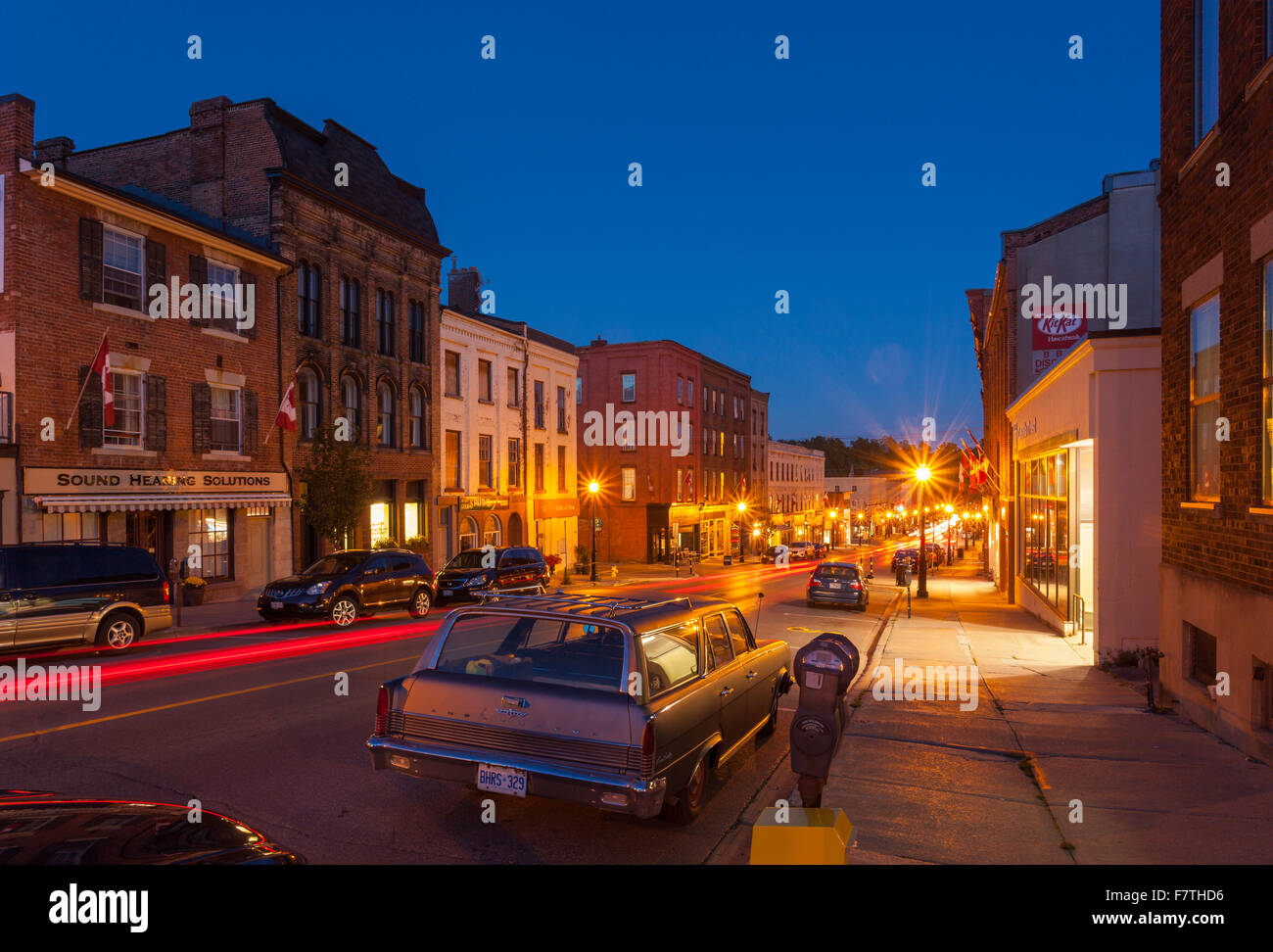 Walton Street avec un Peterbilt 362 au premier plan au centre-ville de Port Hope au crépuscule. L'Ontario, Canada. Banque D'Images