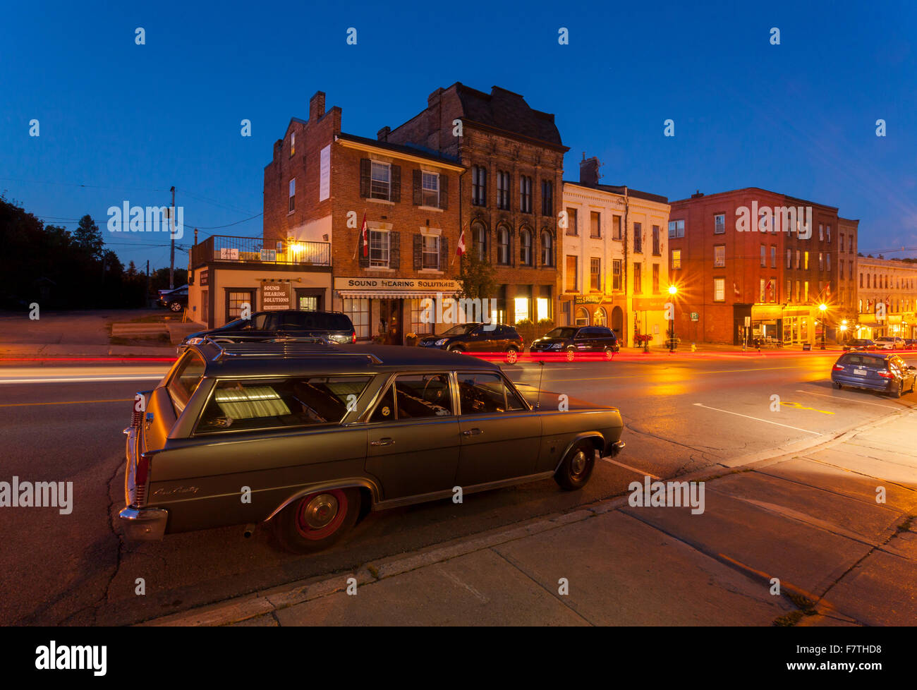 Walton Street avec un Peterbilt 362 au premier plan au centre-ville de Port Hope au crépuscule. L'Ontario, Canada. Banque D'Images